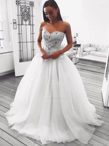 Ball Gown Sweetheart Tulle Ivory Sweep Train Prom Dresses